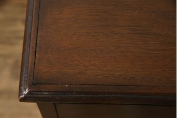 イギリスアンティーク　Lloyd’s Antiques(ロイズ・アンティークス)取り扱い　ウォールナット材　引き出し8杯　洗練されたデザインが上品なチェスト(ドロワー、ローチェスト、サイドチェスト)(R-063988)