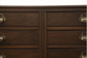 イギリスアンティーク　Lloyd’s Antiques(ロイズ・アンティークス)取り扱い　ウォールナット材　引き出し8杯　洗練されたデザインが上品なチェスト(ドロワー、ローチェスト、サイドチェスト)(R-063988)