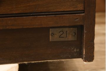 イギリスアンティーク　Lloyd’s Antiques(ロイズ・アンティークス)取り扱い　ウォールナット材　引き出し8杯　洗練されたデザインが上品なチェスト(ドロワー、ローチェスト、サイドチェスト)(R-063988)