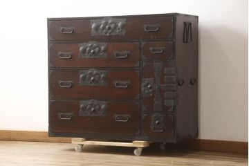 和製アンティーク　総杉材　金具に施された花の意匠が上品な最上箪笥(収納タンス、整理たんす、時代箪笥、衣装箪笥、引き出し、サイドチェスト、サイドボード)(R-063990)