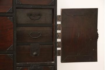 和製アンティーク　総杉材　金具に施された花の意匠が上品な最上箪笥(収納タンス、整理たんす、時代箪笥、衣装箪笥、引き出し、サイドチェスト、サイドボード)(R-063990)