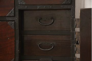 和製アンティーク　総杉材　金具に施された花の意匠が上品な最上箪笥(収納タンス、整理たんす、時代箪笥、衣装箪笥、引き出し、サイドチェスト、サイドボード)(R-063990)