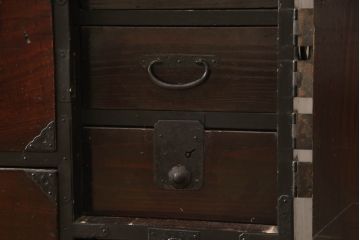 和製アンティーク　総杉材　金具に施された花の意匠が上品な最上箪笥(収納タンス、整理たんす、時代箪笥、衣装箪笥、引き出し、サイドチェスト、サイドボード)(R-063990)