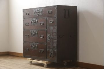 和製アンティーク　総杉材　金具に施された花の意匠が上品な最上箪笥(収納タンス、整理たんす、時代箪笥、衣装箪笥、引き出し、サイドチェスト、サイドボード)(R-063990)