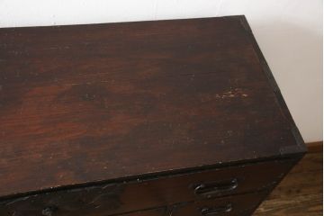 和製アンティーク　総杉材　金具に施された花の意匠が上品な最上箪笥(収納タンス、整理たんす、時代箪笥、衣装箪笥、引き出し、サイドチェスト、サイドボード)(R-063990)