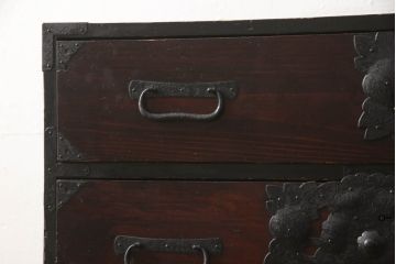 和製アンティーク　総杉材　金具に施された花の意匠が上品な最上箪笥(収納タンス、整理たんす、時代箪笥、衣装箪笥、引き出し、サイドチェスト、サイドボード)(R-063990)
