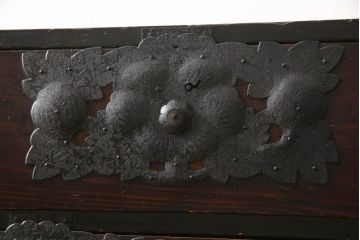 和製アンティーク　総杉材　金具に施された花の意匠が上品な最上箪笥(収納タンス、整理たんす、時代箪笥、衣装箪笥、引き出し、サイドチェスト、サイドボード)(R-063990)