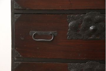 和製アンティーク　総杉材　金具に施された花の意匠が上品な最上箪笥(収納タンス、整理たんす、時代箪笥、衣装箪笥、引き出し、サイドチェスト、サイドボード)(R-063990)