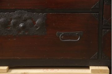 和製アンティーク　総杉材　金具に施された花の意匠が上品な最上箪笥(収納タンス、整理たんす、時代箪笥、衣装箪笥、引き出し、サイドチェスト、サイドボード)(R-063990)