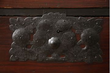 和製アンティーク　総杉材　金具に施された花の意匠が上品な最上箪笥(収納タンス、整理たんす、時代箪笥、衣装箪笥、引き出し、サイドチェスト、サイドボード)(R-063990)