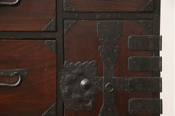 和製アンティーク　総杉材　金具に施された花の意匠が上品な最上箪笥(収納タンス、整理たんす、時代箪笥、衣装箪笥、引き出し、サイドチェスト、サイドボード)(R-063990)
