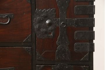 和製アンティーク　総杉材　金具に施された花の意匠が上品な最上箪笥(収納タンス、整理たんす、時代箪笥、衣装箪笥、引き出し、サイドチェスト、サイドボード)(R-063990)