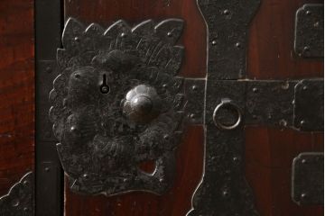 和製アンティーク　総杉材　金具に施された花の意匠が上品な最上箪笥(収納タンス、整理たんす、時代箪笥、衣装箪笥、引き出し、サイドチェスト、サイドボード)(R-063990)