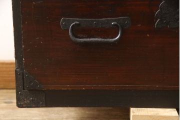 和製アンティーク　総杉材　金具に施された花の意匠が上品な最上箪笥(収納タンス、整理たんす、時代箪笥、衣装箪笥、引き出し、サイドチェスト、サイドボード)(R-063990)