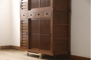 中古　ニレ材　上質な和の空間を演出する二段重ね水屋箪笥(キャビネット、食器棚、収納棚、戸棚)(R-063991)