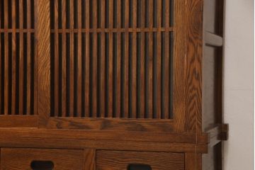 中古　ニレ材　上質な和の空間を演出する二段重ね水屋箪笥(キャビネット、食器棚、収納棚、戸棚)(R-063991)