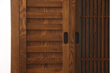 中古　ニレ材　上質な和の空間を演出する二段重ね水屋箪笥(キャビネット、食器棚、収納棚、戸棚)(R-063991)