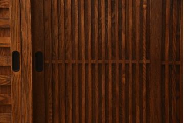 中古　ニレ材　上質な和の空間を演出する水屋箪笥サイドボード(サイドキャビネット、収納棚、戸棚、引き出し)(R-063993)