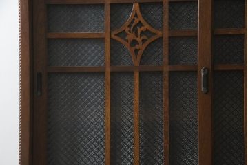 和製アンティーク　最高級　凝ったデザインが魅力的!大正ロマンな雰囲気香るプレスガラス入りキャビネット(ナラ(楢)材、収納棚、戸棚、食器棚)(R-063996)