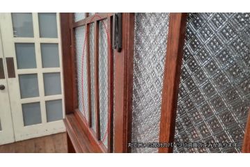 和製アンティーク　最高級　凝ったデザインが魅力的!大正ロマンな雰囲気香るプレスガラス入りキャビネット(ナラ(楢)材、収納棚、戸棚、食器棚)(R-063996)