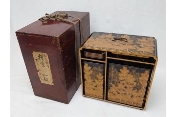 江戸〜明治　豪華! 大名物　金蒔絵　高盛蒔絵　黒漆塗り　梨地　銀松の実　上品な雰囲気と煌びやかなデザインが素敵な花見重(水筒、皿、器、野弁当箱、四段重箱)(R-064003)