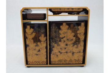 江戸〜明治　豪華! 大名物　金蒔絵　高盛蒔絵　黒漆塗り　梨地　銀松の実　上品な雰囲気と煌びやかなデザインが素敵な花見重(水筒、皿、器、野弁当箱、四段重箱)(R-064003)