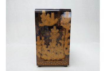 江戸〜明治　豪華! 大名物　金蒔絵　高盛蒔絵　黒漆塗り　梨地　銀松の実　上品な雰囲気と煌びやかなデザインが素敵な花見重(水筒、皿、器、野弁当箱、四段重箱)(R-064003)