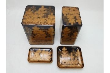 江戸〜明治　豪華! 大名物　金蒔絵　高盛蒔絵　黒漆塗り　梨地　銀松の実　上品な雰囲気と煌びやかなデザインが素敵な花見重(水筒、皿、器、野弁当箱、四段重箱)(R-064003)