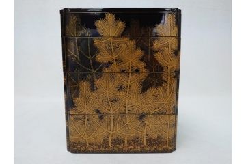 江戸〜明治　豪華! 大名物　金蒔絵　高盛蒔絵　黒漆塗り　梨地　銀松の実　上品な雰囲気と煌びやかなデザインが素敵な花見重(水筒、皿、器、野弁当箱、四段重箱)(R-064003)