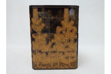 江戸〜明治　豪華! 大名物　金蒔絵　高盛蒔絵　黒漆塗り　梨地　銀松の実　上品な雰囲気と煌びやかなデザインが素敵な花見重(水筒、皿、器、野弁当箱、四段重箱)(R-064003)