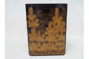 江戸〜明治　豪華! 大名物　金蒔絵　高盛蒔絵　黒漆塗り　梨地　銀松の実　上品な雰囲気と煌びやかなデザインが素敵な花見重(水筒、皿、器、野弁当箱、四段重箱)(R-064003)