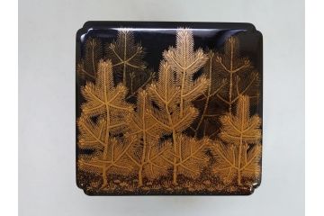 江戸〜明治　豪華! 大名物　金蒔絵　高盛蒔絵　黒漆塗り　梨地　銀松の実　上品な雰囲気と煌びやかなデザインが素敵な花見重(水筒、皿、器、野弁当箱、四段重箱)(R-064003)