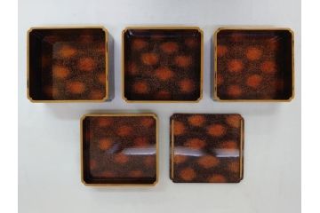 江戸〜明治　豪華! 大名物　金蒔絵　高盛蒔絵　黒漆塗り　梨地　銀松の実　上品な雰囲気と煌びやかなデザインが素敵な花見重(水筒、皿、器、野弁当箱、四段重箱)(R-064003)