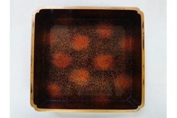 江戸〜明治　豪華! 大名物　金蒔絵　高盛蒔絵　黒漆塗り　梨地　銀松の実　上品な雰囲気と煌びやかなデザインが素敵な花見重(水筒、皿、器、野弁当箱、四段重箱)(R-064003)