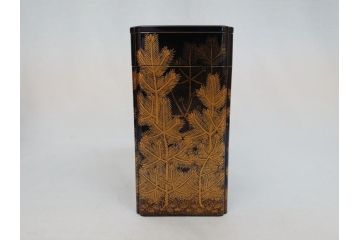 江戸〜明治　豪華! 大名物　金蒔絵　高盛蒔絵　黒漆塗り　梨地　銀松の実　上品な雰囲気と煌びやかなデザインが素敵な花見重(水筒、皿、器、野弁当箱、四段重箱)(R-064003)