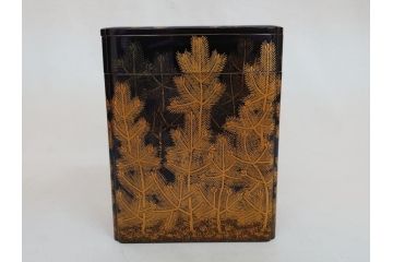 江戸〜明治　豪華! 大名物　金蒔絵　高盛蒔絵　黒漆塗り　梨地　銀松の実　上品な雰囲気と煌びやかなデザインが素敵な花見重(水筒、皿、器、野弁当箱、四段重箱)(R-064003)