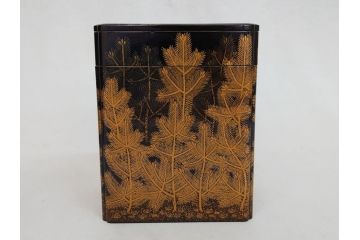 江戸〜明治　豪華! 大名物　金蒔絵　高盛蒔絵　黒漆塗り　梨地　銀松の実　上品な雰囲気と煌びやかなデザインが素敵な花見重(水筒、皿、器、野弁当箱、四段重箱)(R-064003)