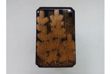 江戸〜明治　豪華! 大名物　金蒔絵　高盛蒔絵　黒漆塗り　梨地　銀松の実　上品な雰囲気と煌びやかなデザインが素敵な花見重(水筒、皿、器、野弁当箱、四段重箱)(R-064003)