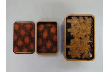 江戸〜明治　豪華! 大名物　金蒔絵　高盛蒔絵　黒漆塗り　梨地　銀松の実　上品な雰囲気と煌びやかなデザインが素敵な花見重(水筒、皿、器、野弁当箱、四段重箱)(R-064003)