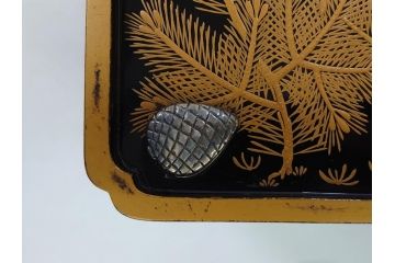 江戸〜明治　豪華! 大名物　金蒔絵　高盛蒔絵　黒漆塗り　梨地　銀松の実　上品な雰囲気と煌びやかなデザインが素敵な花見重(水筒、皿、器、野弁当箱、四段重箱)(R-064003)