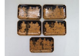 江戸〜明治　豪華! 大名物　金蒔絵　高盛蒔絵　黒漆塗り　梨地　銀松の実　上品な雰囲気と煌びやかなデザインが素敵な花見重(水筒、皿、器、野弁当箱、四段重箱)(R-064003)