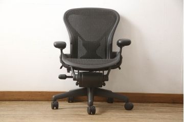 中古　美品　Hermanmiller(ハーマンミラー社)　Aサイズ　座り心地を追求したアーロンチェア(ポスチャーフィット、オフィスチェア、アームチェア、ワークチェア)(R-064011)