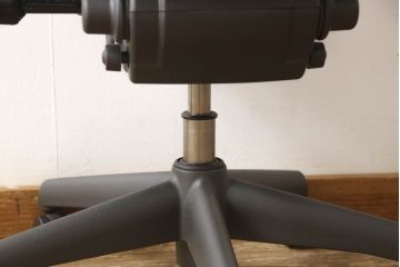 中古　美品　Hermanmiller(ハーマンミラー社)　Aサイズ　座り心地を追求したアーロンチェア(ポスチャーフィット、オフィスチェア、アームチェア、ワークチェア)(R-064011)