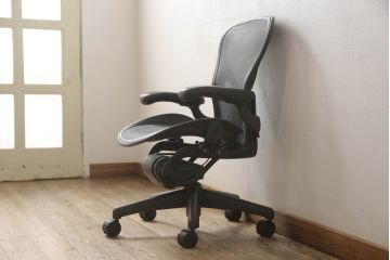 中古　美品　Hermanmiller(ハーマンミラー社)　Aサイズ　座り心地を追求したアーロンチェア(ポスチャーフィット、オフィスチェア、アームチェア、ワークチェア)(R-064011)