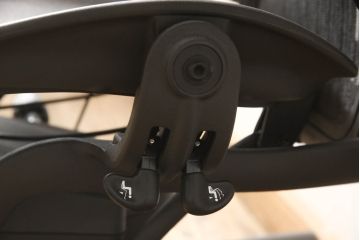 中古　美品　Hermanmiller(ハーマンミラー社)　Aサイズ　座り心地を追求したアーロンチェア(ポスチャーフィット、オフィスチェア、アームチェア、ワークチェア)(R-064011)