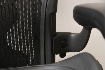 中古　美品　Hermanmiller(ハーマンミラー社)　Aサイズ　座り心地を追求したアーロンチェア(ポスチャーフィット、オフィスチェア、アームチェア、ワークチェア)(R-064011)