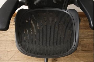 中古　美品　Hermanmiller(ハーマンミラー社)　Aサイズ　座り心地を追求したアーロンチェア(ポスチャーフィット、オフィスチェア、アームチェア、ワークチェア)(R-064011)