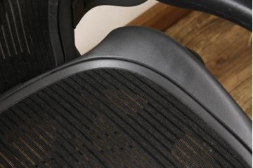 中古　美品　Hermanmiller(ハーマンミラー社)　Aサイズ　座り心地を追求したアーロンチェア(ポスチャーフィット、オフィスチェア、アームチェア、ワークチェア)(R-064011)