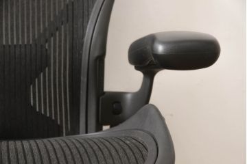 中古　美品　Hermanmiller(ハーマンミラー社)　Aサイズ　座り心地を追求したアーロンチェア(ポスチャーフィット、オフィスチェア、アームチェア、ワークチェア)(R-064011)