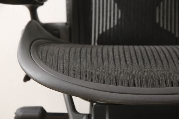 中古　美品　Hermanmiller(ハーマンミラー社)　Aサイズ　座り心地を追求したアーロンチェア(ポスチャーフィット、オフィスチェア、アームチェア、ワークチェア)(R-064011)